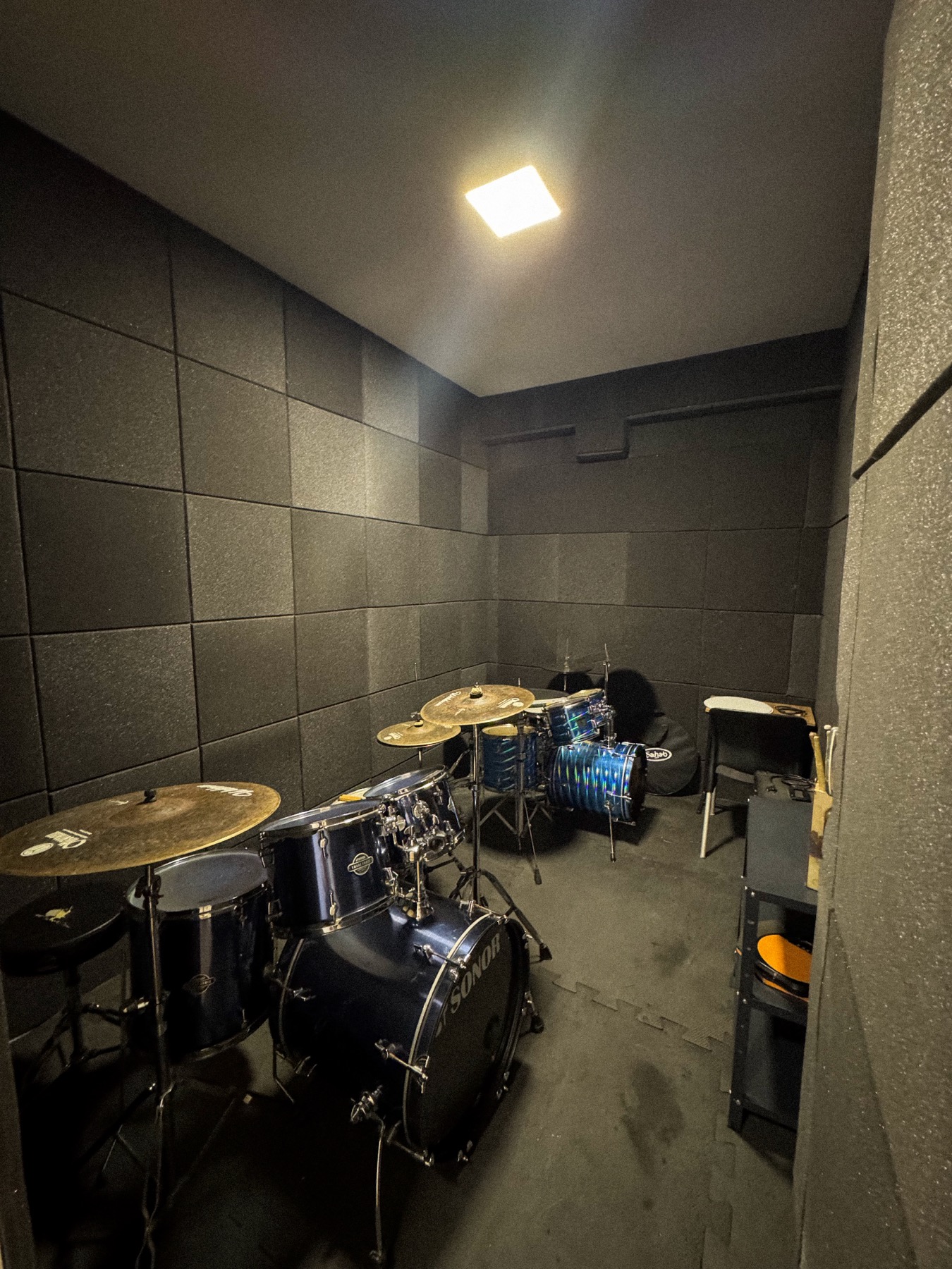Sala de bateria com tratamento acústico